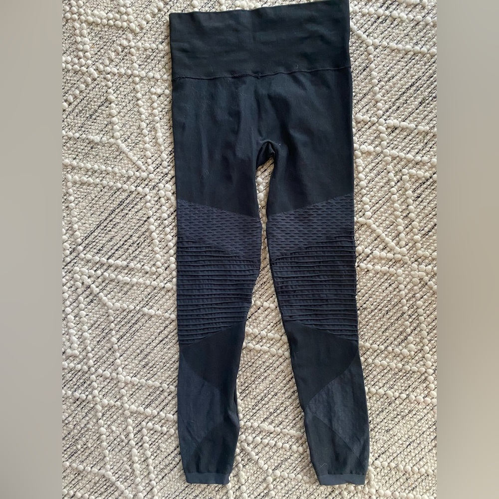 Spanx leggings size medium. Tried on but never worn